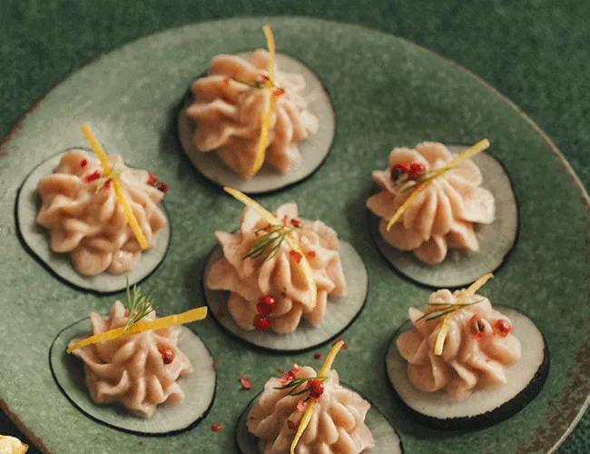 Toasts de radis noir au tarama maison