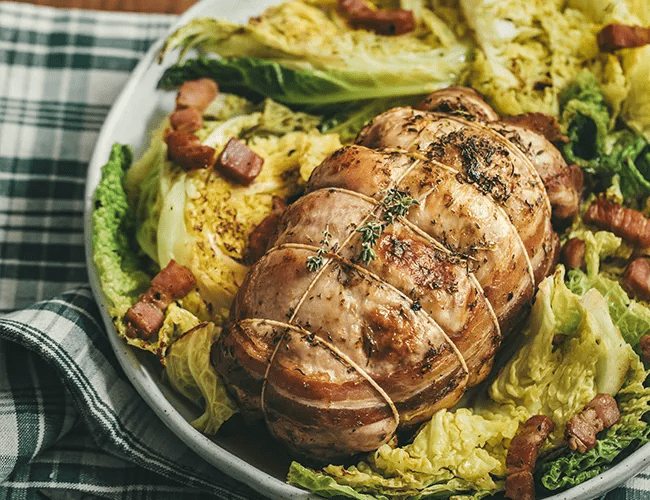 Rôti de dinde farci thym et poitrine choux vert braisé aux lardons