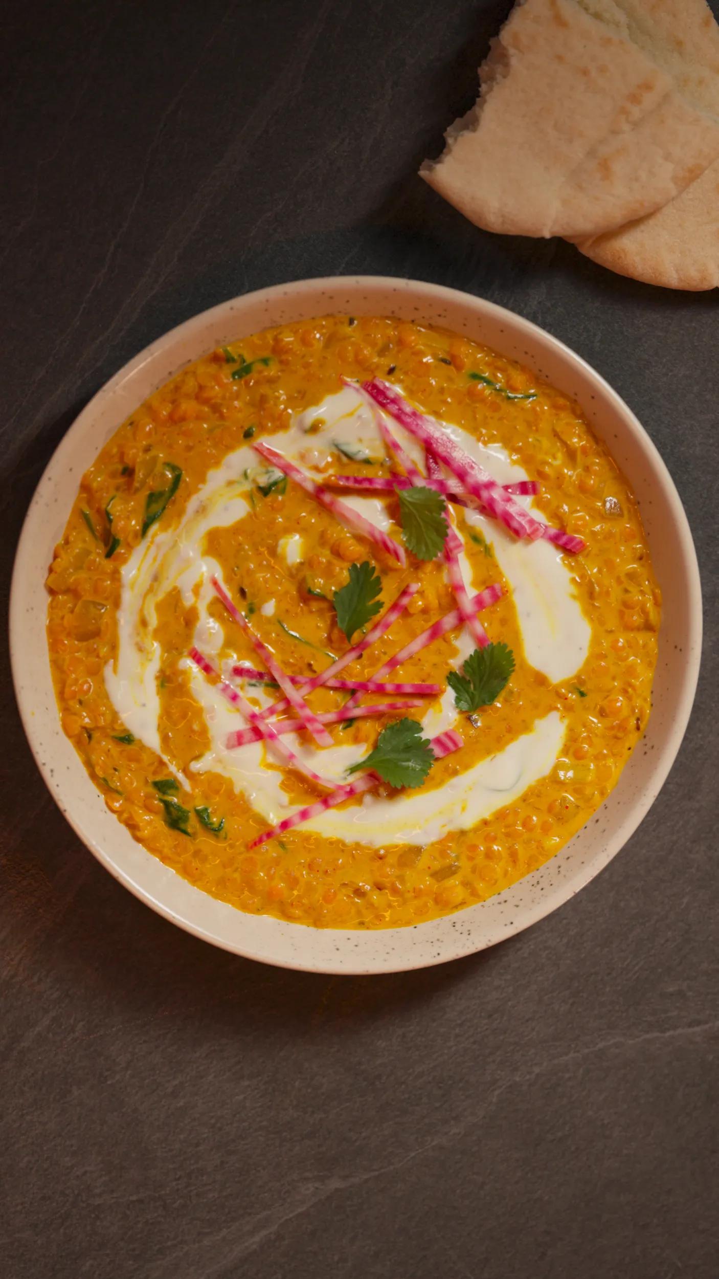 Dhal de lentilles corail au lait de coco, épinard et betterave, sauce au yaourt