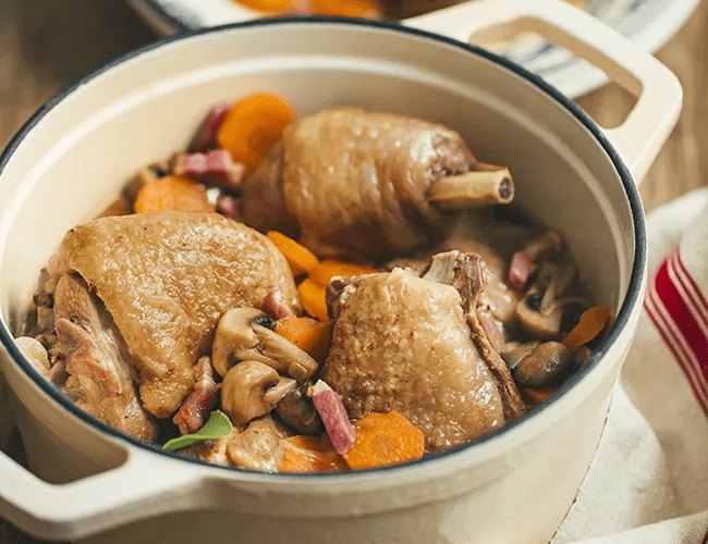Coq au vin blanc, lardons et champignons