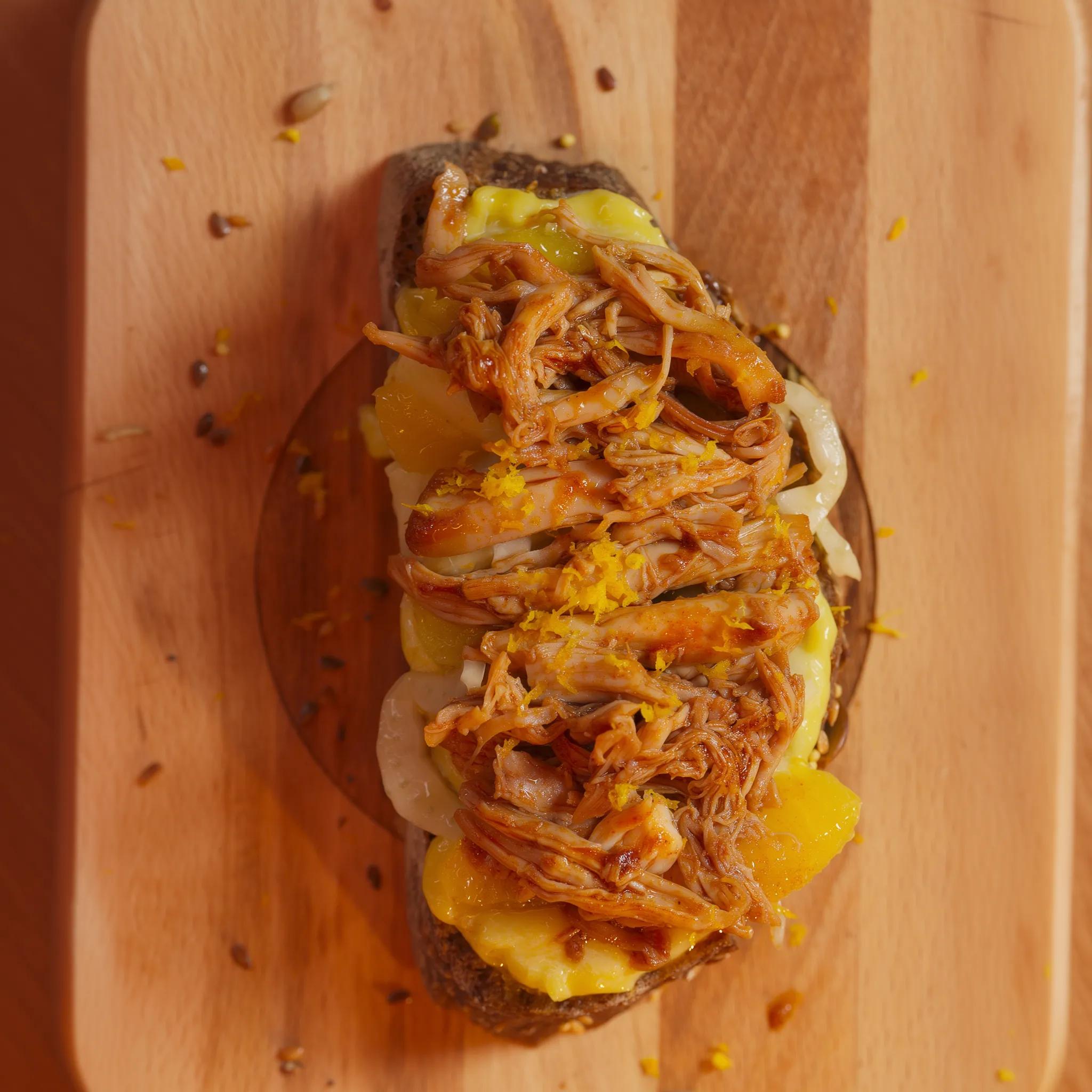 Tartine au poulet effiloché, fenouil croquant à l’orange