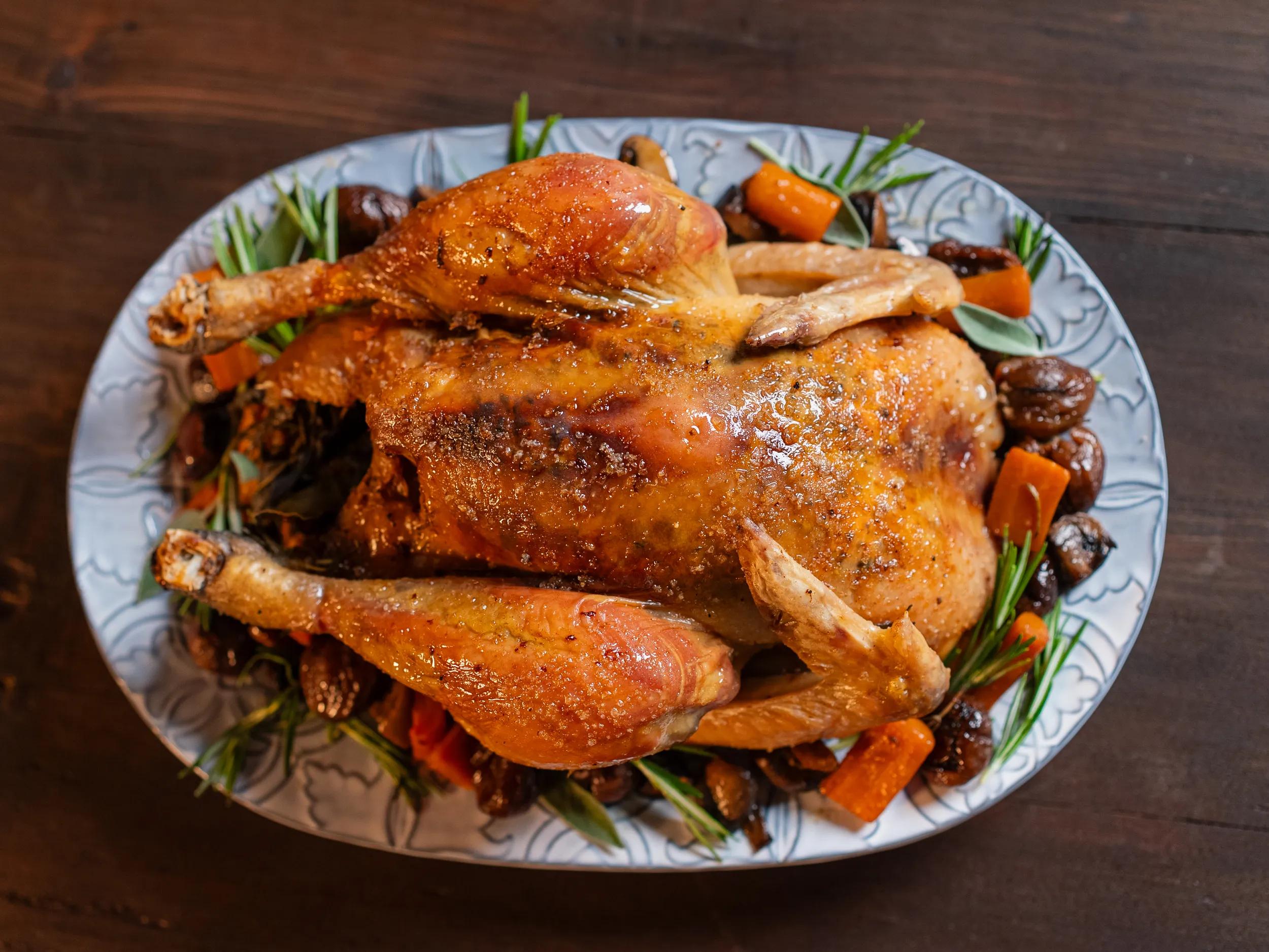 Chapon rôti aux truffes, marrons & légumes d’hiver