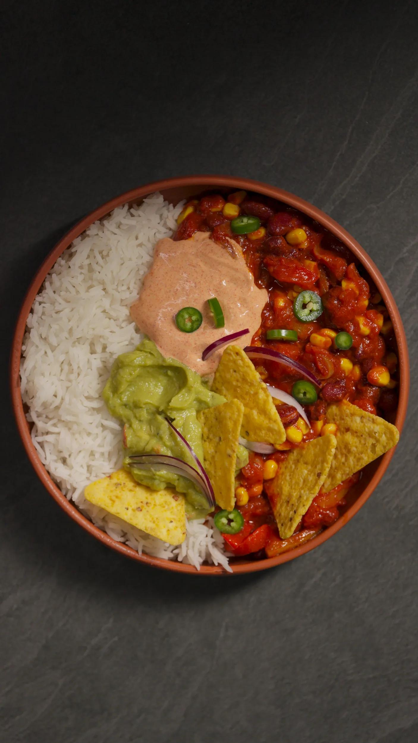 Mexican Bowl : chili poivrons-maïs et riz, guacamole et nachos