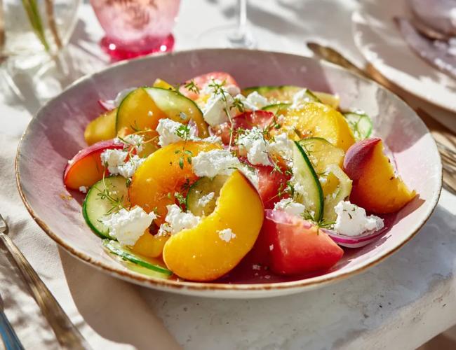 Salade aux pêches et feta