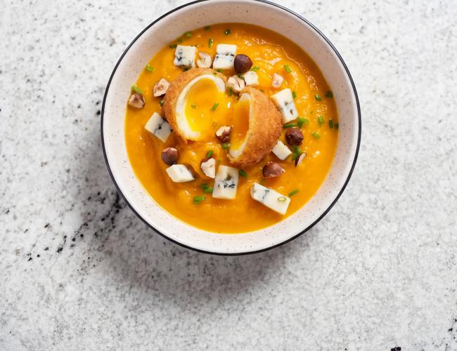 Velouté de potimarron au Morbier, œufs mollets frits & huile de noisette