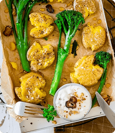 Écrasé de pommes de terre et brocoli Bimi avec sauce au fromage de chèvre et miel