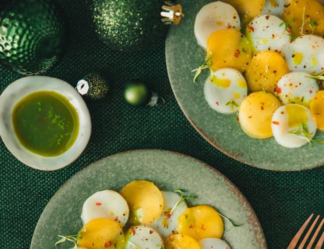 Carpaccio de Saint-Jacques et de mangue à l'huile de coriandre