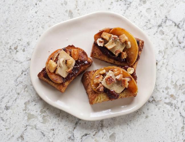 Toasts de panettone au foie gras, pommes caramélisées, chutney de figues & noisettes grillées