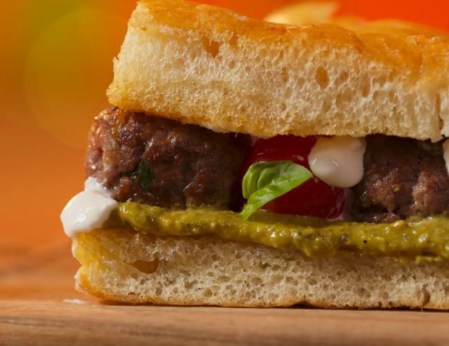 Sandwich focaccia aux polpette, burrata, tomates cerises rôties et pesto verde
