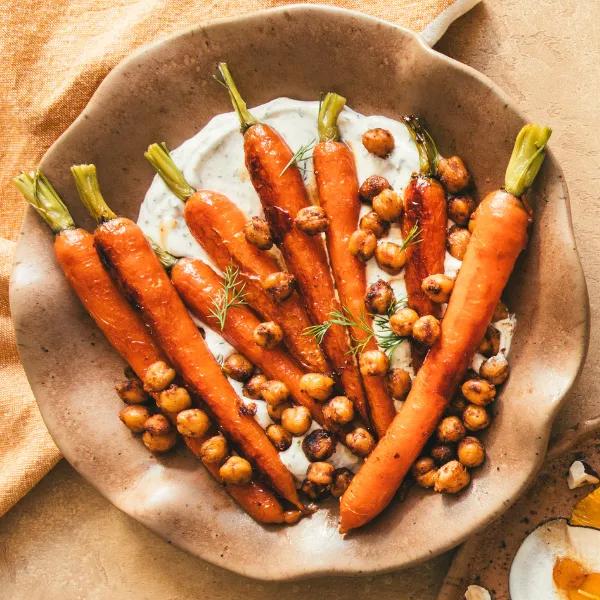 Carottes glacées, sauce au yaourt épicé et pois chiche croustillants