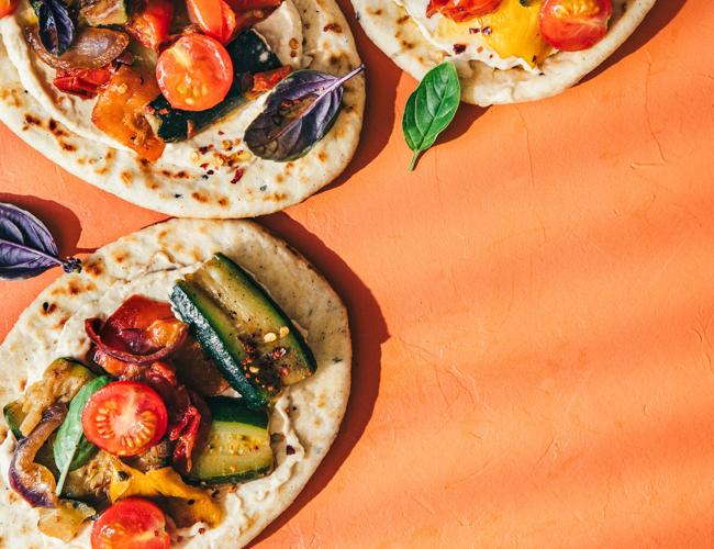 Pizza naan aux légumes d’été grillés