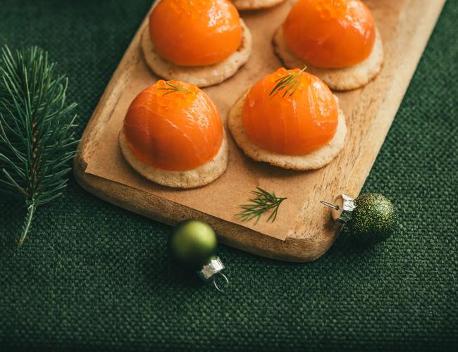 Blinis, sphères au saumon et au fromage frais