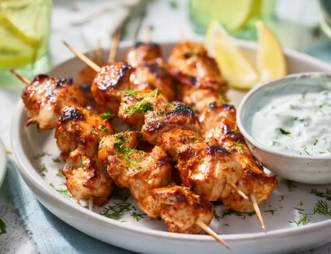 Brochettes de poulet teriyaki et sauce tzatziki