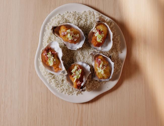 Huîtres panée, huile de truffe, magret et brunoise de pomme