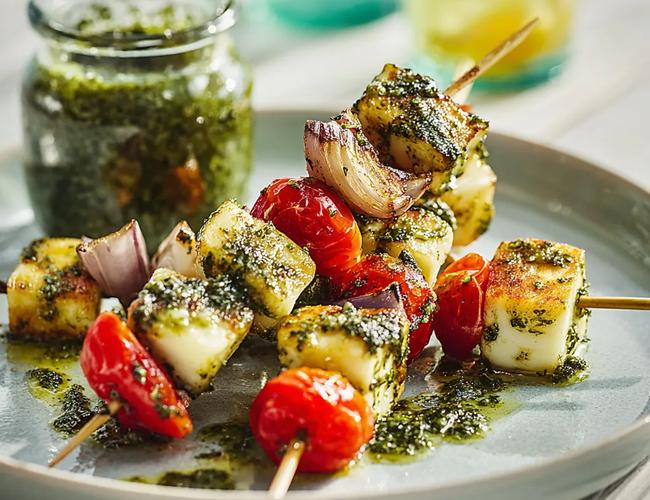 Brochettes de halloumi, pesto à la menthe