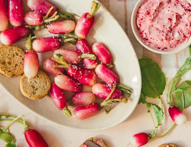 Radis glacés et beurre de betterave et framboises