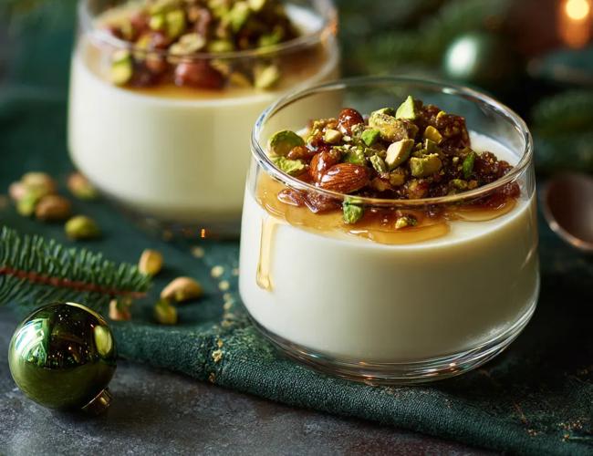 Panna cotta au miel, pistache et amandes caramélisées