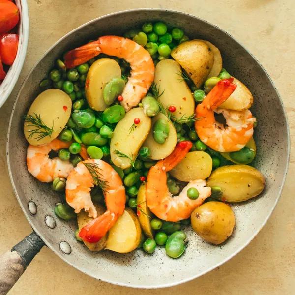 Poêlée de crevettes, petits pois, pommes de terre et fèves