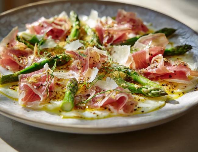 Carpaccio d’asperges, jambon cru et parmesan