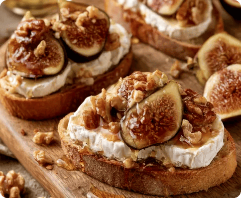 Tartines Brillat-Savarin, figues, noix & miel