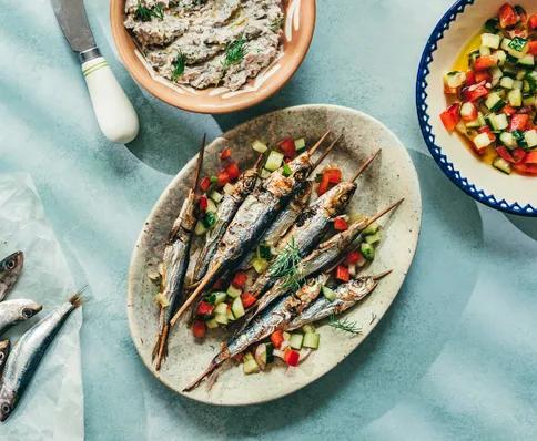 Brochettes de sardines marinées, sauce croquante aux légumes