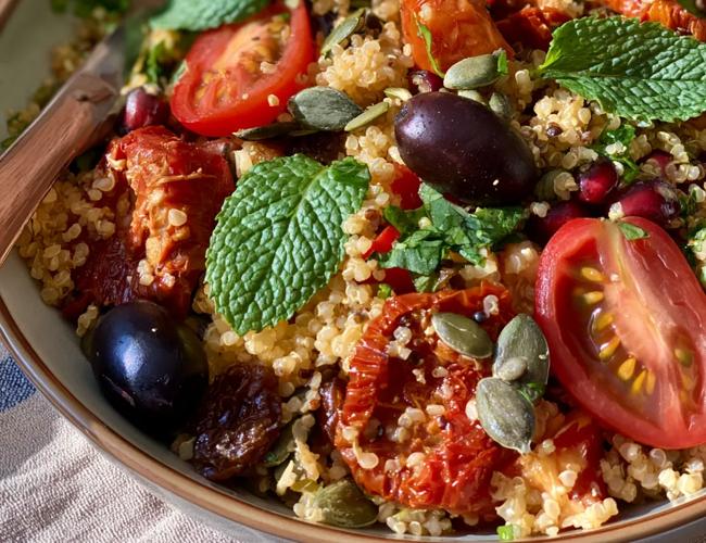 Salade de quinoa aux fruits secs et aux saveurs du soleil