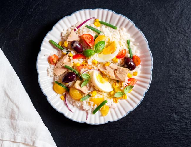 Salade de riz niçoise au thon, maïs snacké, haricots verts  tomates cerises & olives de Kalamata