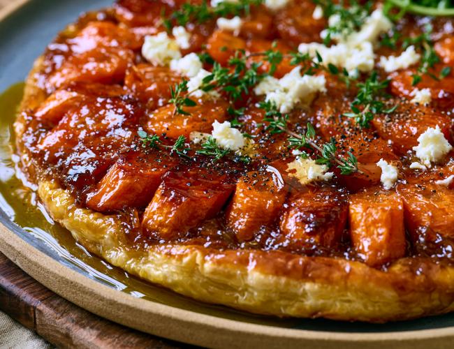 Tarte tatin de carotte primeurs au chèvre frais, miel et thym