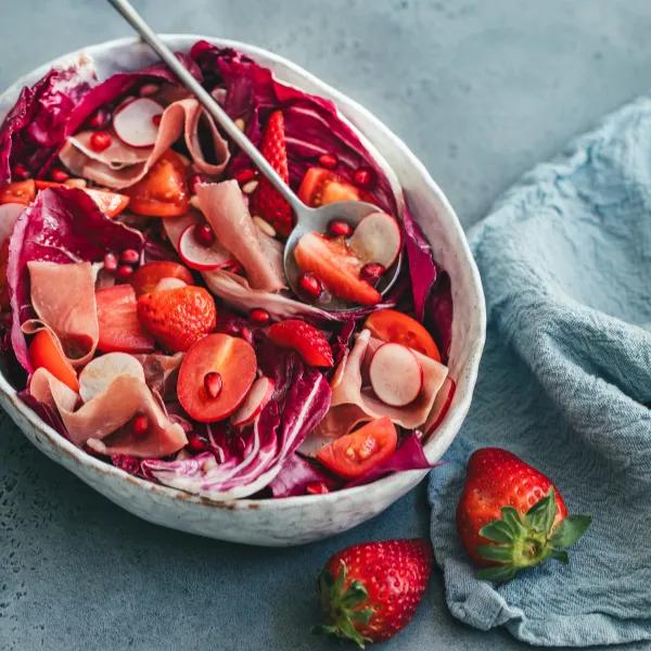 Salade de trévise aux fraises, radis et prosciutto
