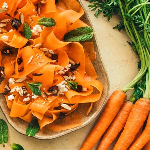Salade de carottes en ruban, amandes, dates et feta