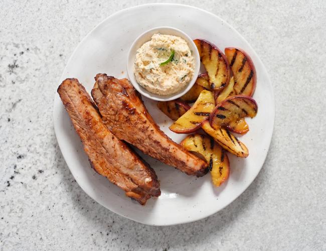 Travers de porc marinés au miel épicé, nectarines grillées, chèvre frais aux épices & basilic