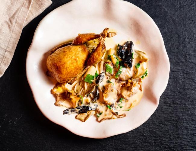 Caille farcie au foie gras, poêlée de champignons à la crème