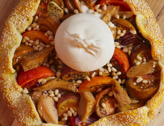 Tarte rustique à la moutarde, tomates colorées, thon, burrata et pignons de pin