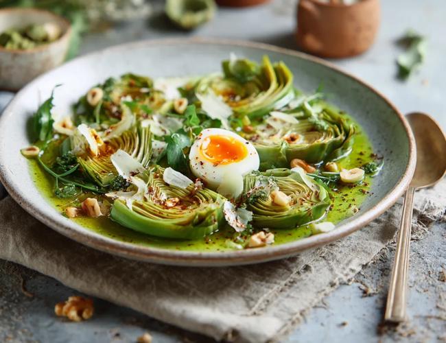 Carpaccio d'artichauts verts, noisettes, œuf et vinaigrette maison