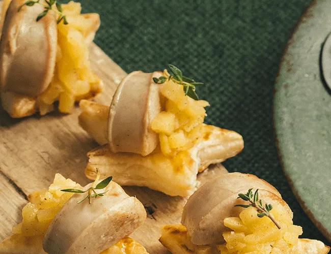 Étoiles feuilletées, boudin blanc et pommes
