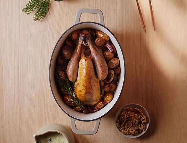 Pintade en cocotte, pommes de terre, marron et crème au Roquefort