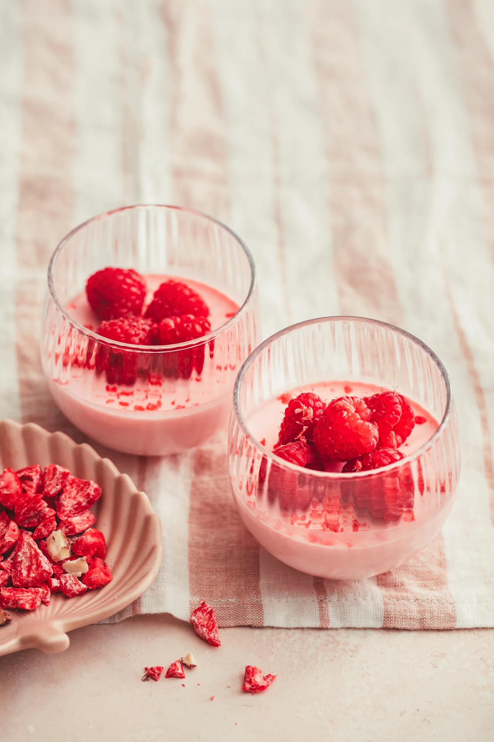Panna cotta aux pralines roses et aux framboises