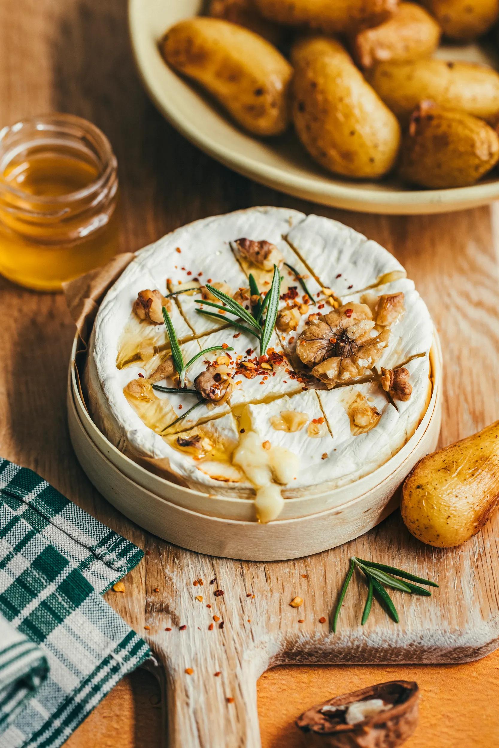 Camembert rôti, pommes de terre grenaille