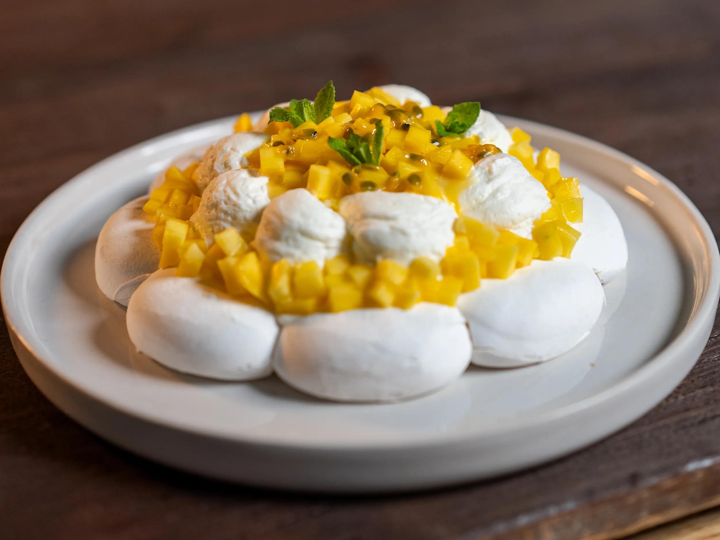 Pavlova aux fruits exotiques