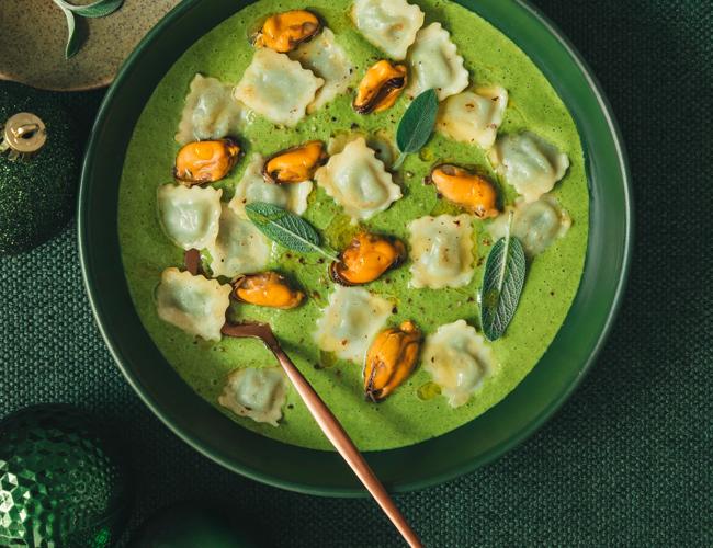 Nage de ravioles, moules et cresson